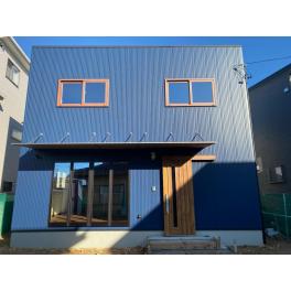 ■静岡県,浜松市東区・・■ウッド調サッシ枠が際立つ外壁のブルーカラー■