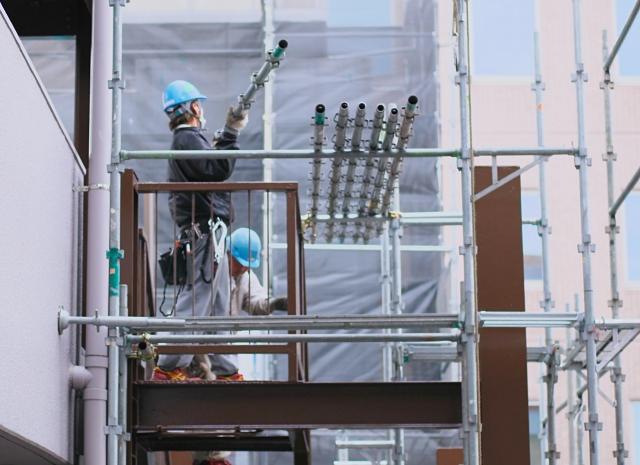 屋根塗装に足場が必要な理由!足場なしは違法?安全面・施工品質・近隣への配慮を解説